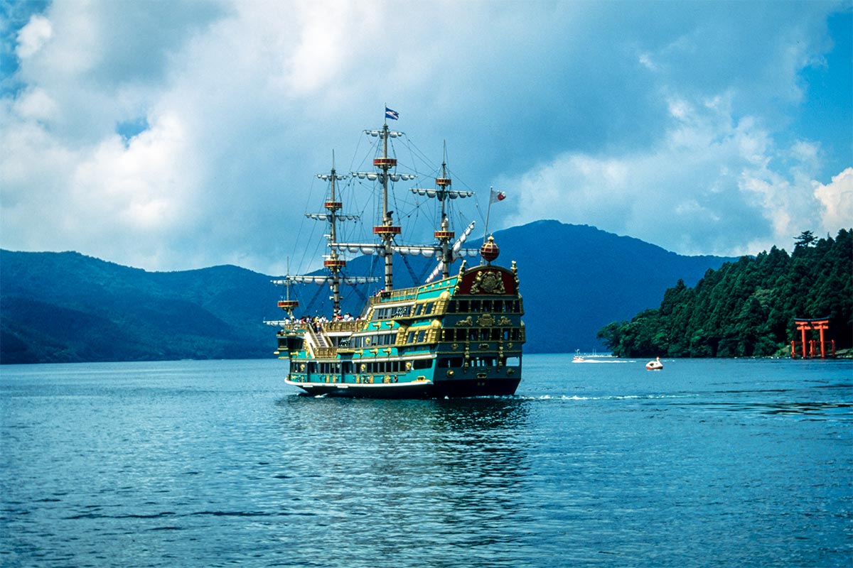 travel_lake-ashi-86-0360